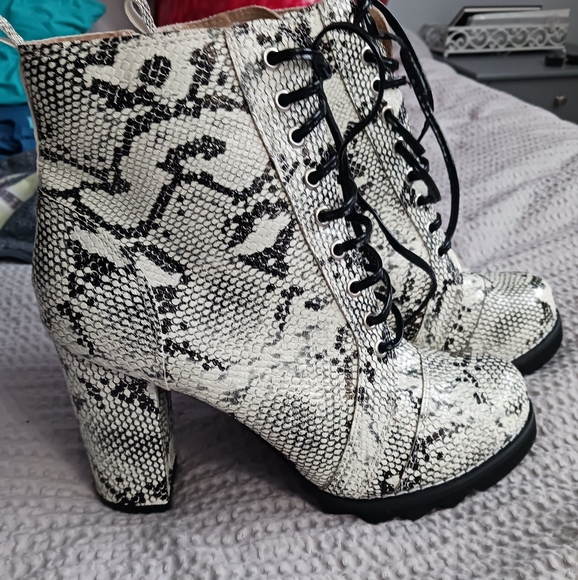 CHASE + CHLOE - Picture 2 of 4